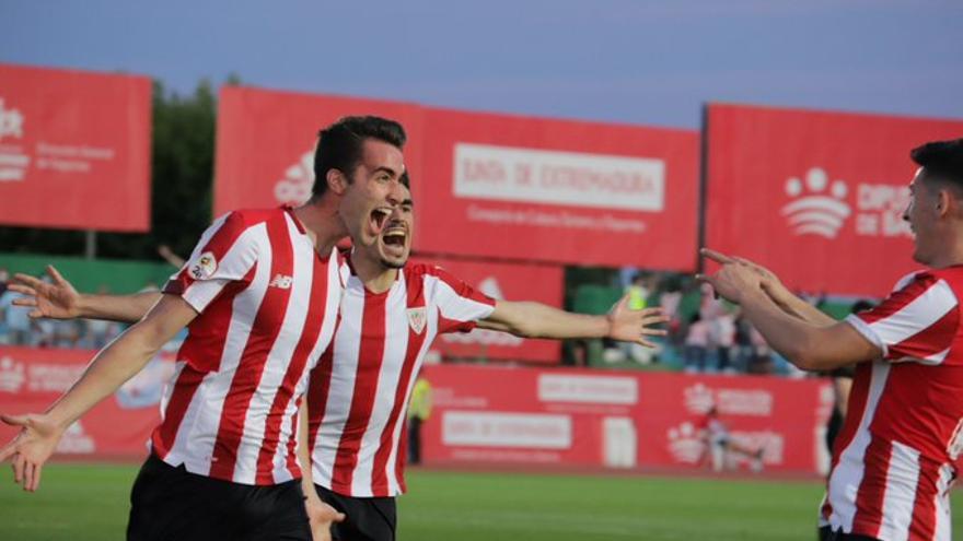 El Athletic B celebra uno de sus goles en el Municipal de Villanueva.