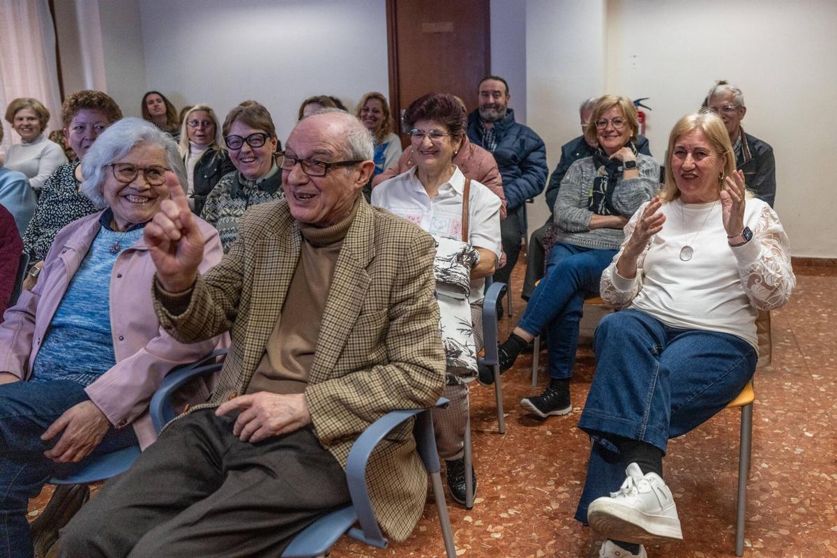 El consum, l’estalvi i les transferències cap a les seves famílies converteixen els majors de 55 anys en un «motor econòmic», conclou un estudi