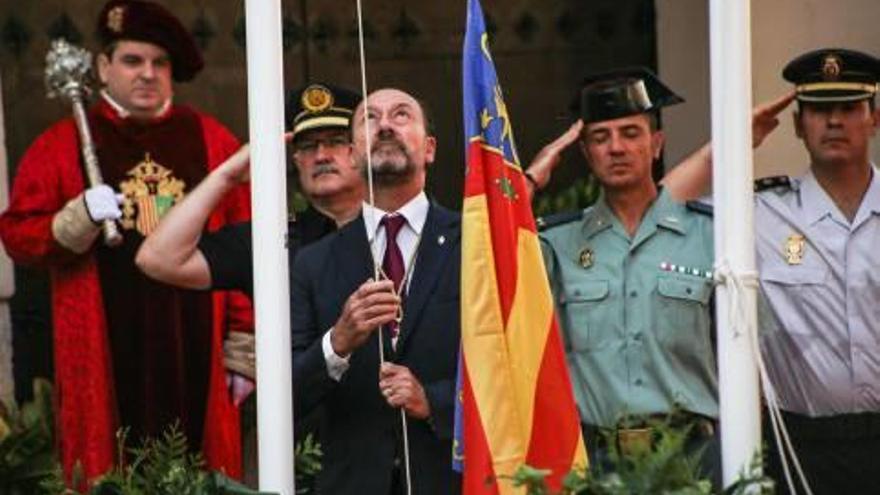 El alcalde, Emilio Bascuñana, durante el acto institucional del pasado 9 de octubre en Orihuela.