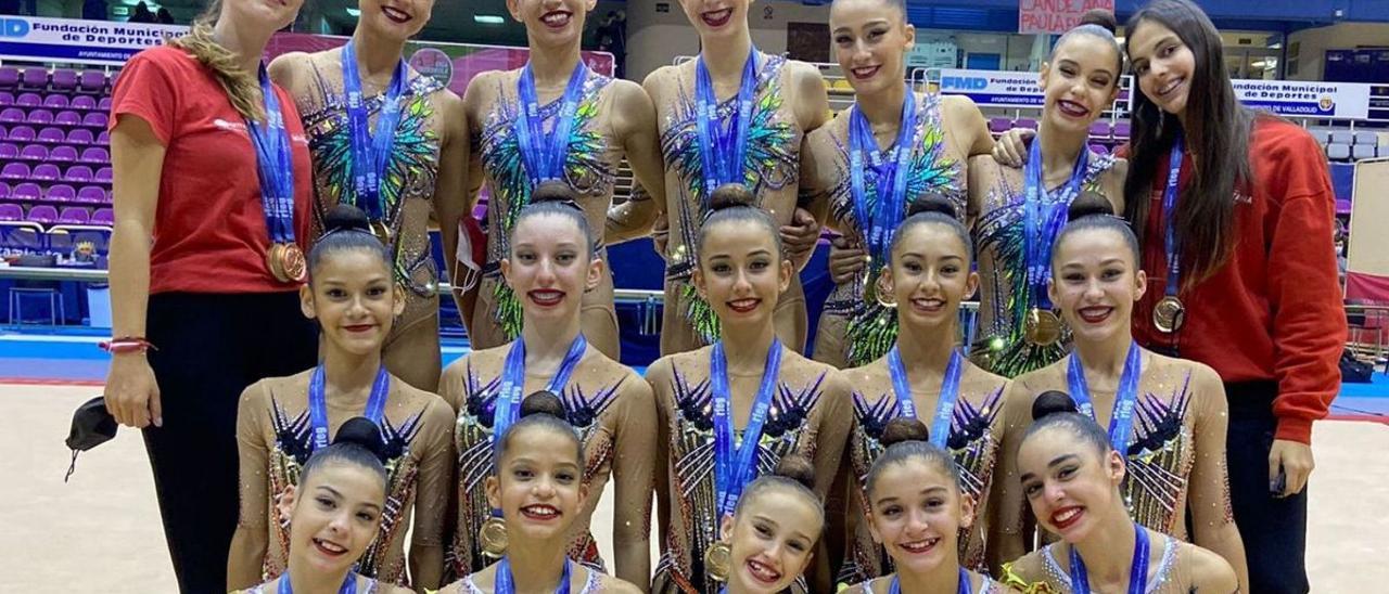 Los tres equipos del Batistana Tenerife, junto con sus entrenadoras, posan con sus medallas y trofeos.