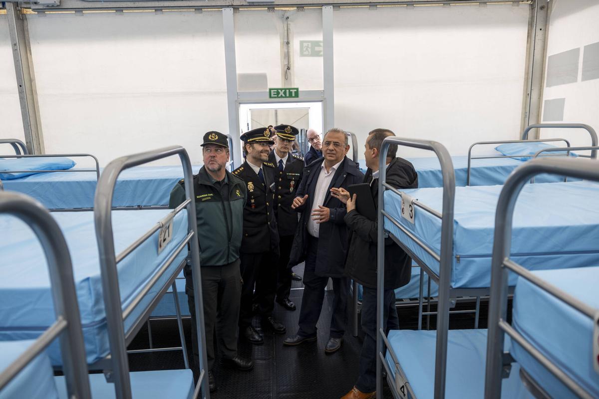 Así son los módulos de acogida temporal para migrantes instalados en el puerto de Palma.