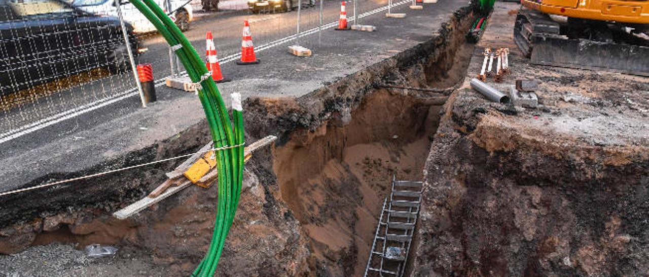 Vista de las obras de Red Eléctrica ayer en Paseo de Chil, la zanja ha descubierto los arenales bajo la calzada.