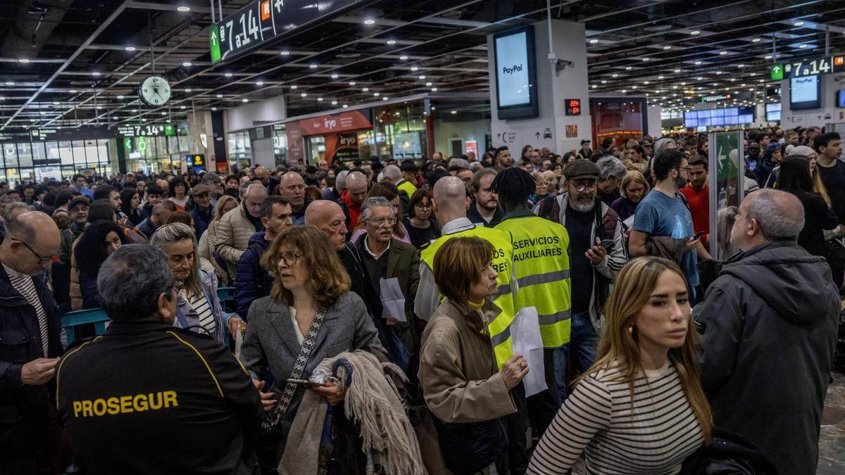 Nueva jornada de caos en Sants por una avería eléctrica en la linea de alta velocidad.