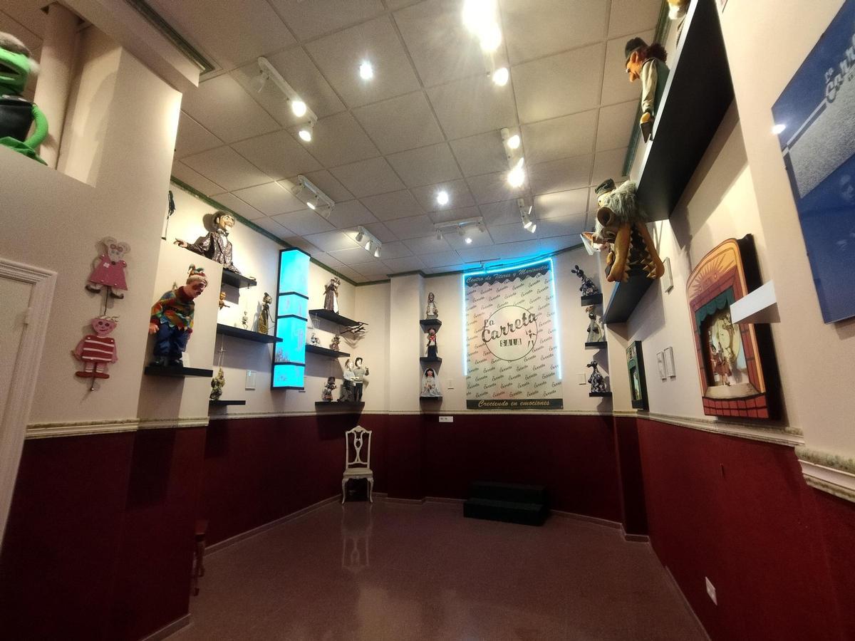 Exposición de títeres en la Sala La Carreta de Elche.