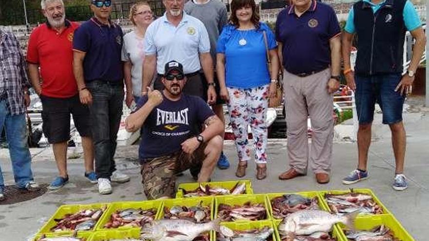 Los concursantes, con la pesca, en Candás.