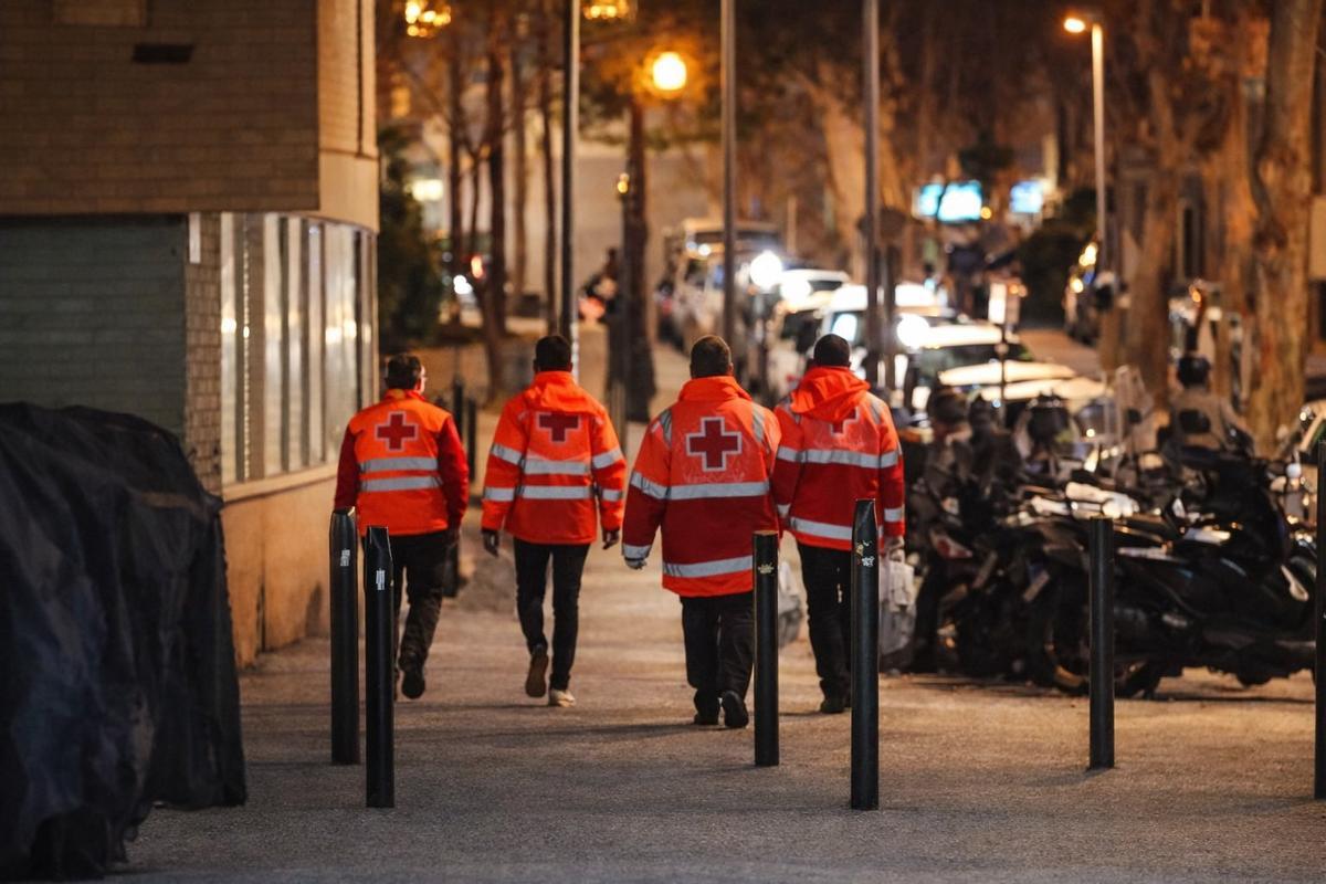 Voluntaris de la Creu roja patrullen per Barcelona per ajudar els sense llar en les nits més fredes