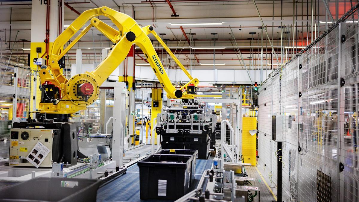 Brazo robótico que descarga las cajas en el centro MAD7 de Amazon