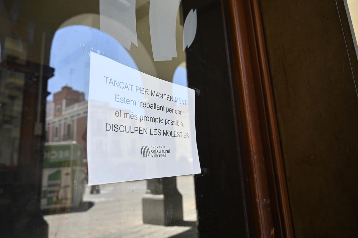 Cartel que indica el cierre temporal del restaurante El Casino.