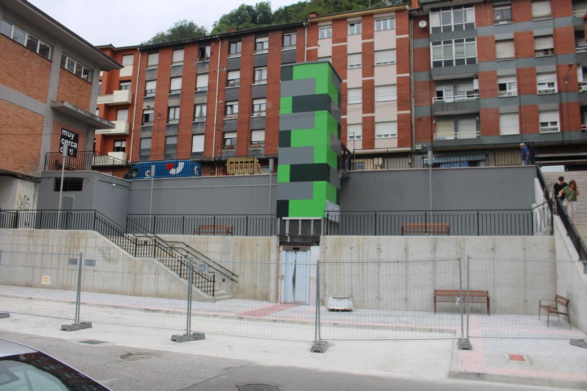 Obras del ascensor urbano de Moreda en Aller