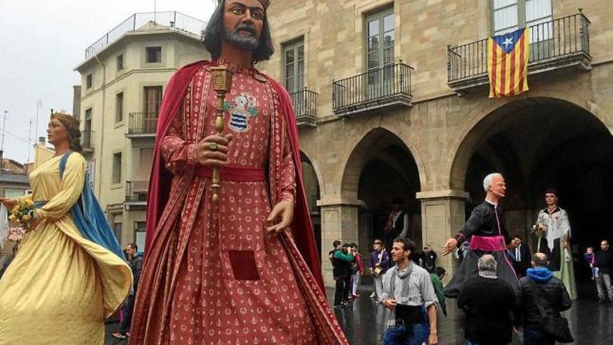 Alguns gegants van improvisar uns balls a la plaça Major al final de la trobada d&#039;ahir al migdia a Manresa