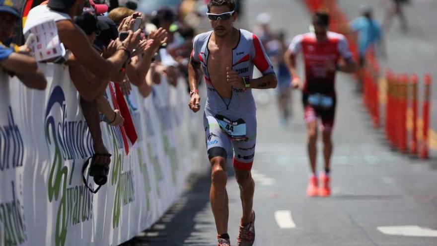 El triatleta gallego Iván Raña cubre los últimos metros de la carrera a pie antes de llegar a la meta de Kailua-Kona, en Hawai. // FDV