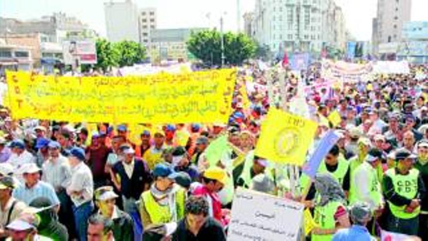 Miles de marroquíes inundan Casablanca para pedir mejoras