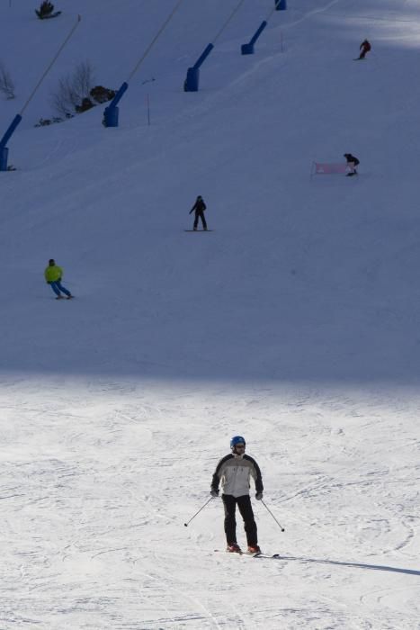 Sol radiante y muchos esquiadores en la apertura de temporada en Fuentes de Invierno.