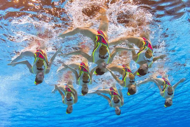 El equipo de Francia compite en el equipo técnico artístico de la final de natación durante los Campeonatos del Mundo de 2019 en el gimnasio Yeomju en Gwangju.