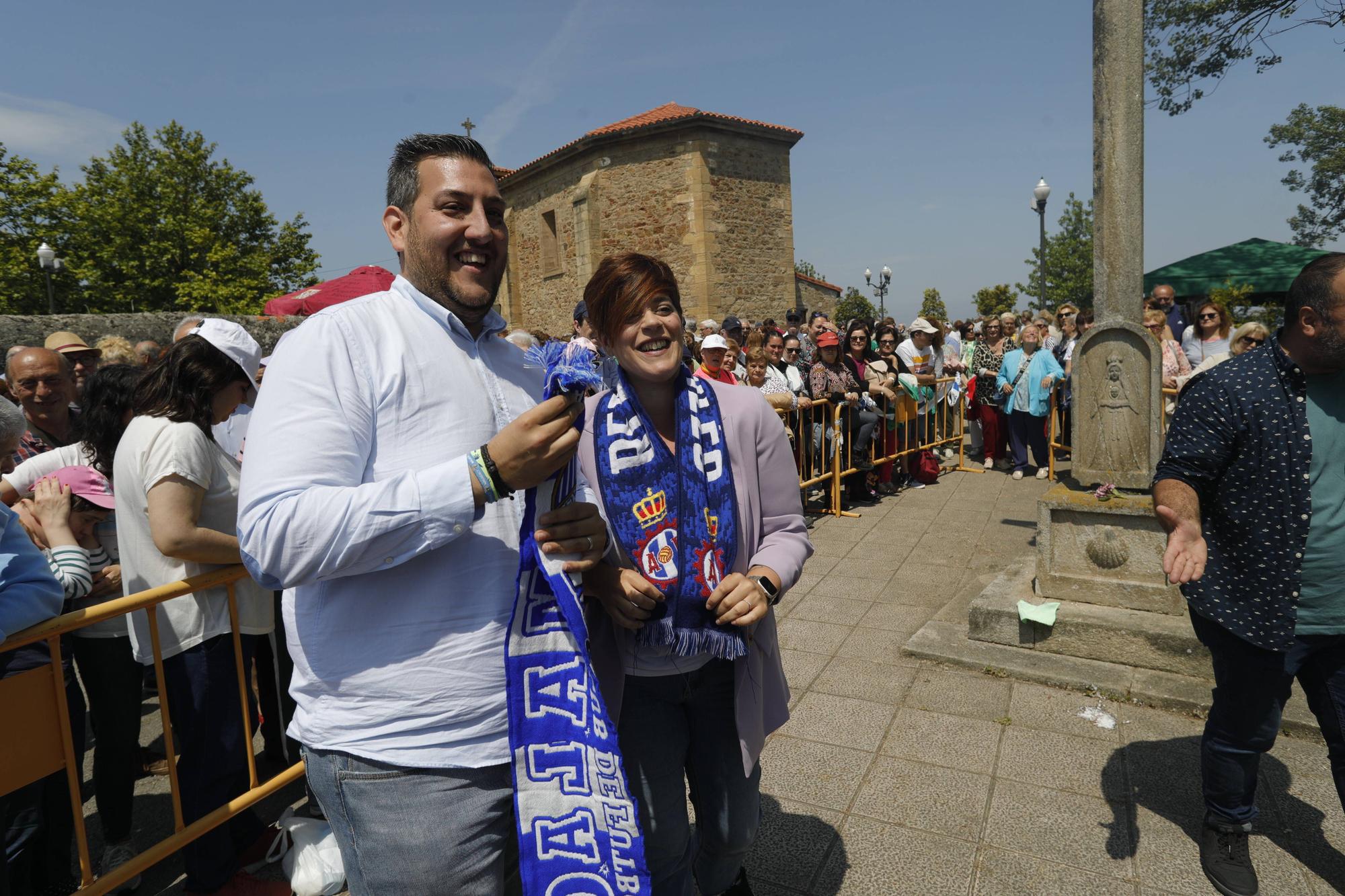 En imágenes: Tradicional rito del beso en la ermita de La Luz de Avilés