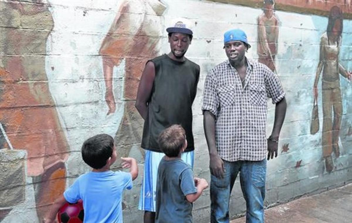 Dos niños confunden a Dauoda y Yakhya con baloncestistas al verles con la prensa.
