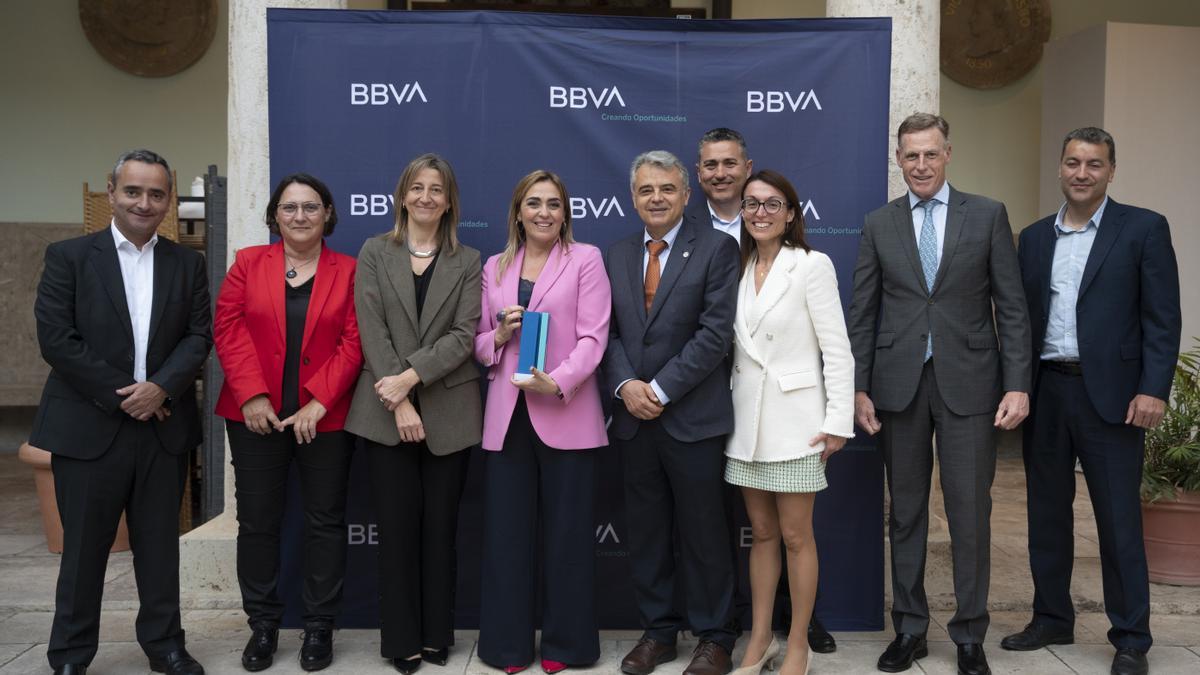 Gemma Pons, CEO de GIC, junto a algunos de los miembros del jurado del certamen.