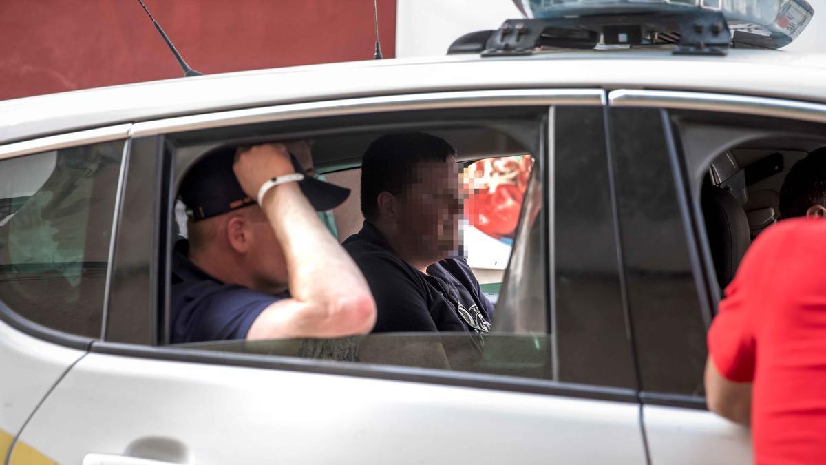 Dos de los jóvenes turistas detenidos, en un coche policial.