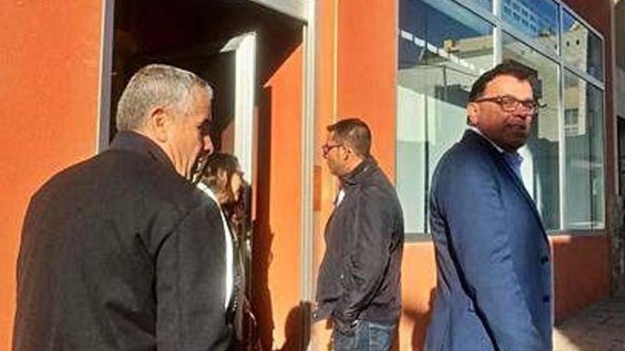 Mario Cabrera, de espaldas, y Manuel Miranda, cuando declararon en el Juzgado como imputados, en mayo de 2019. | | LP/DLP