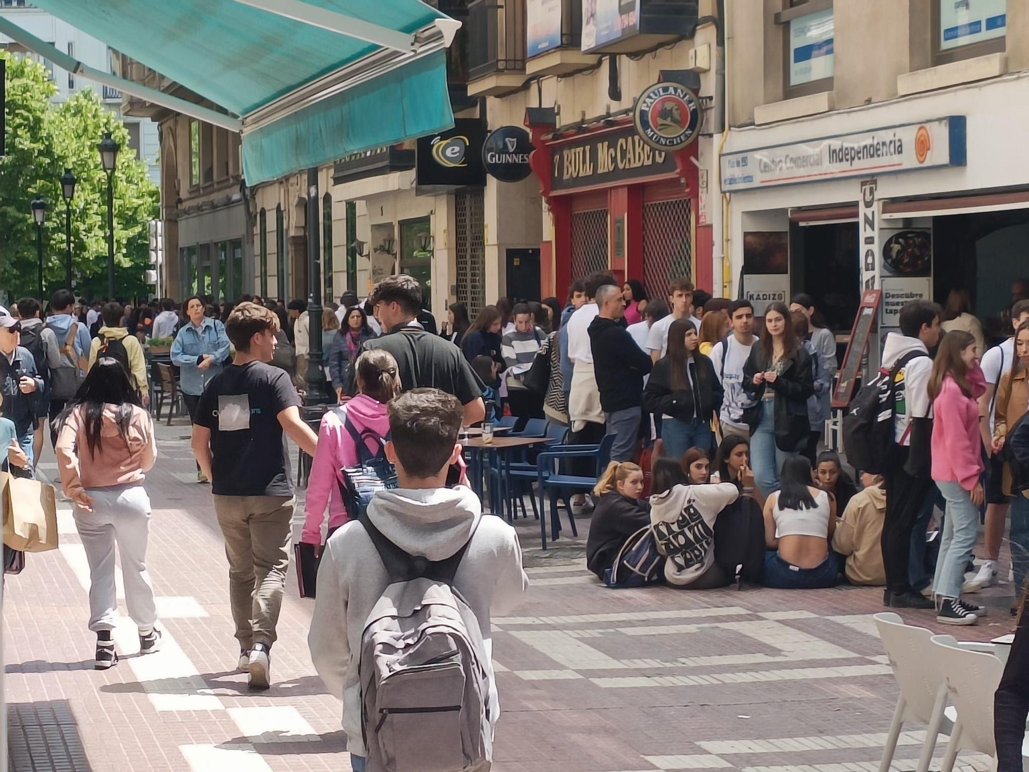 De calle Cádiz a plaza España: miles de jóvenes hacen fila para comprar las entradas de Espacio Zity en Zaragoza