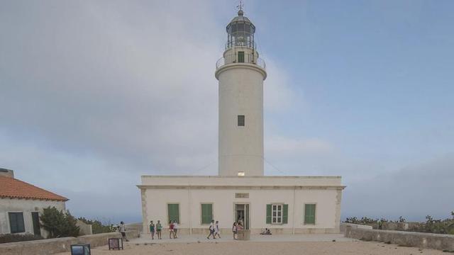 La emblemática silueta del faro de la Mola, en Formentera.