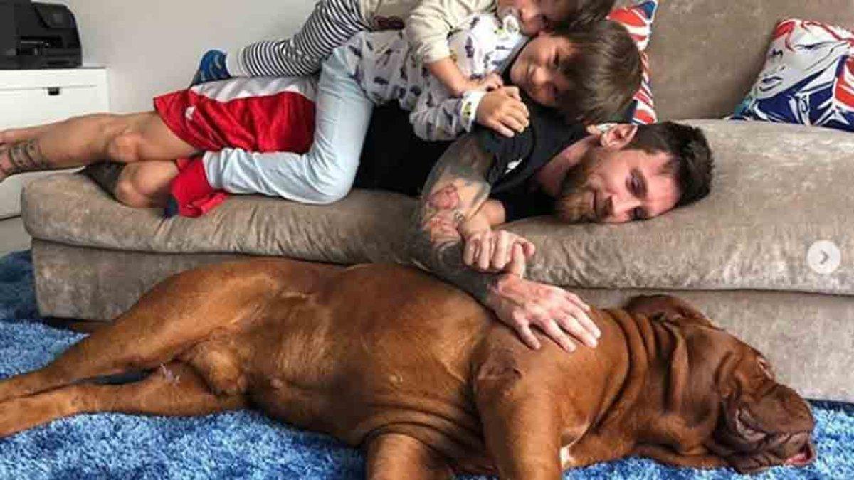 La tierna imagen de Messi, sus hijos y el perro