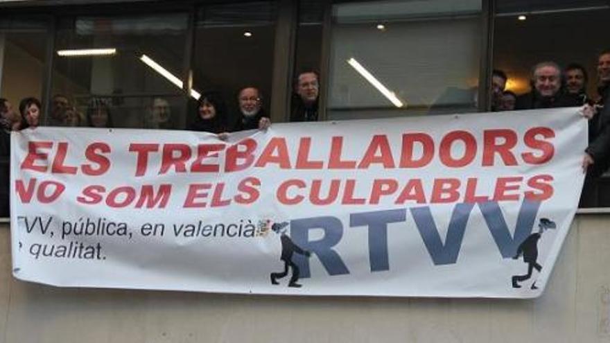 Los miembros del comité de RTVV, con la pancarta desplegada en la sede del consejo.