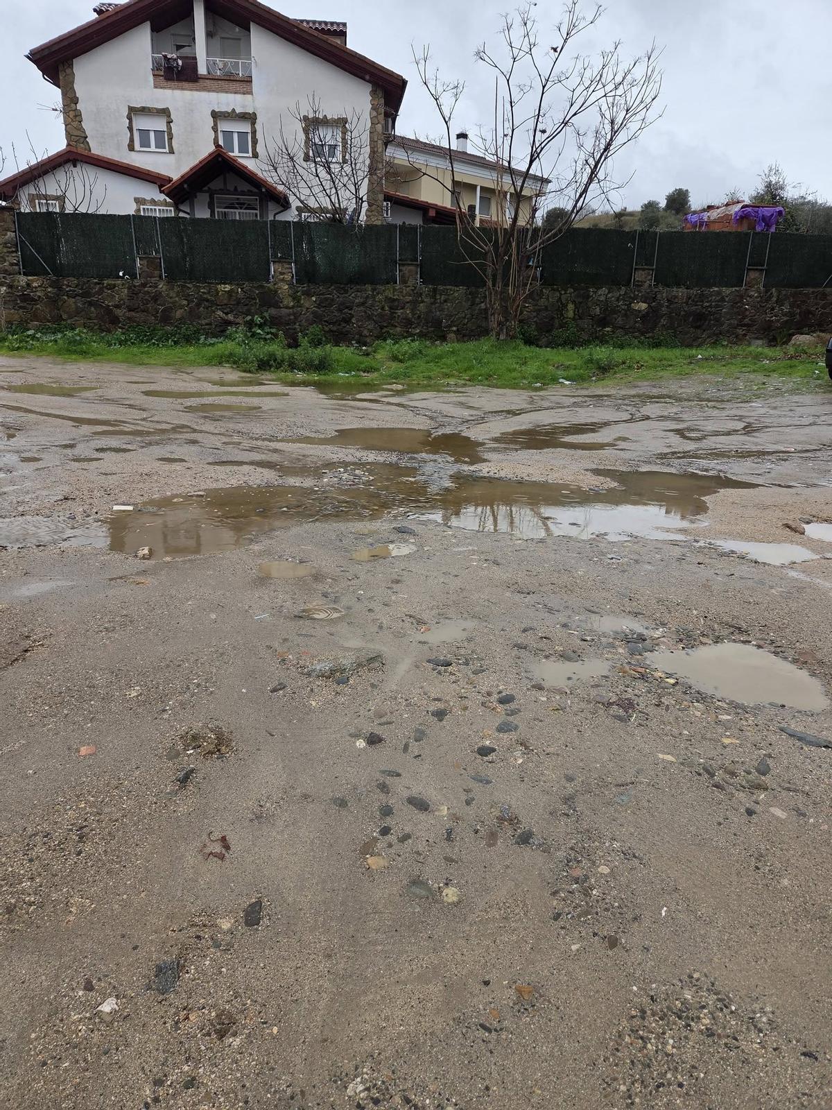 Un acceso al colegio San Miguel de Plasencia.