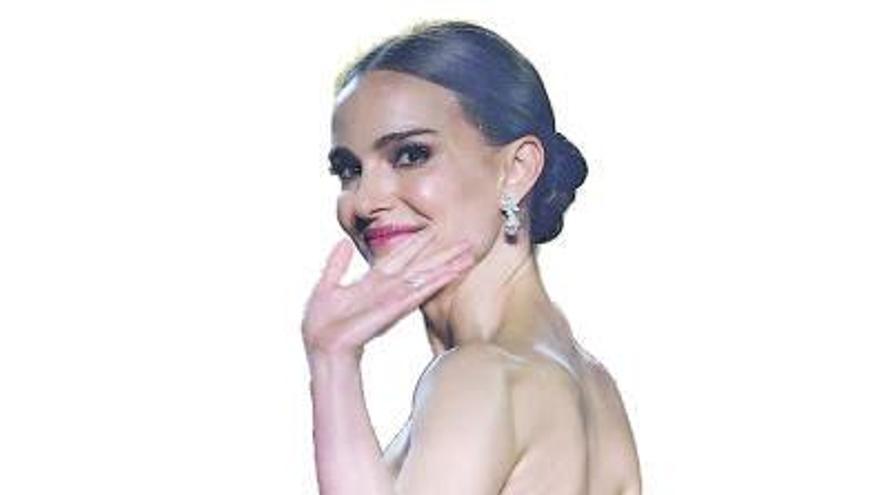 A la izquierda, Carlota de Mónacoe Irina Shayk. A la derecha, Natalie Portman, con su Dior de 1949, y Martin Scorsese.   | // FDV