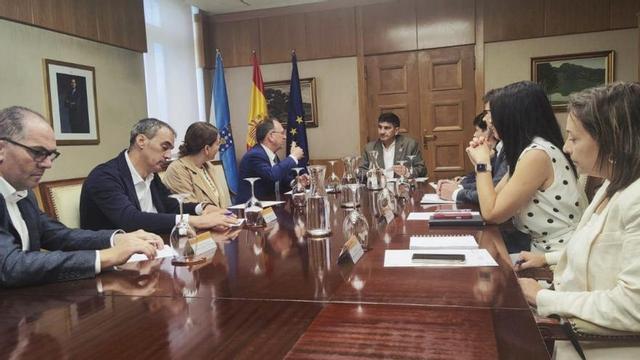 Un momento de la reunión en la sede de la Delegación del Gobierno.