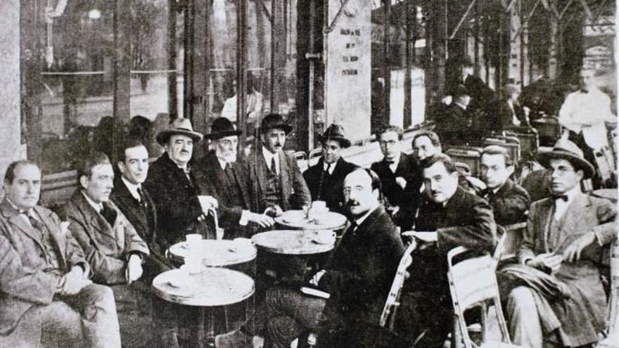 Blasco Ibáñez en la terraza del café La Rotonda de París, tras su viaje alrededor del mundo, acompañado entre otros, de Miguel de Unamuno y los escritores Francisco Madrid y E. Ortega y Gasset.