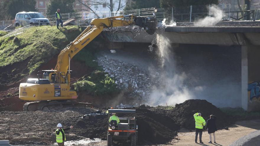 Oviedo paraliza las obras de derribo del puente de Ángel Cañedo para rebajar los altos niveles de contaminación