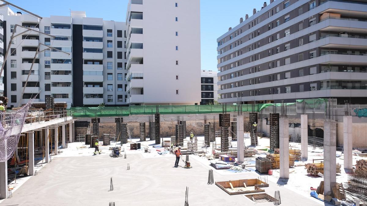 Un edificio en construcción en la zona del Hospital del Vinalopó, en una imagen de hace unos meses.