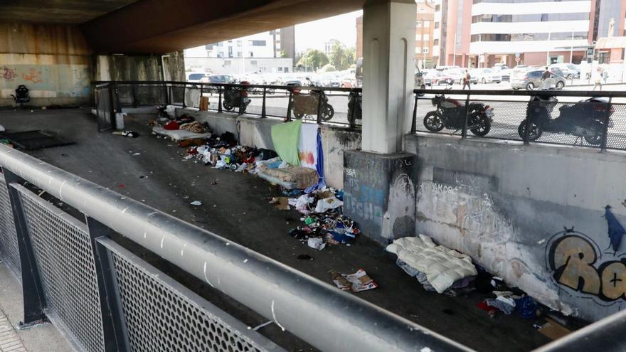 Enseres de personas sin hogar, a inicios de este mes, bajo el viaducto de Carlos Marx.