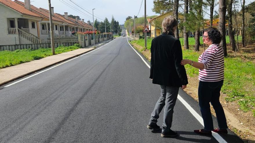 La alcaldesa de Teo comprobó el estado de las obras en la carretera de A Ínsua