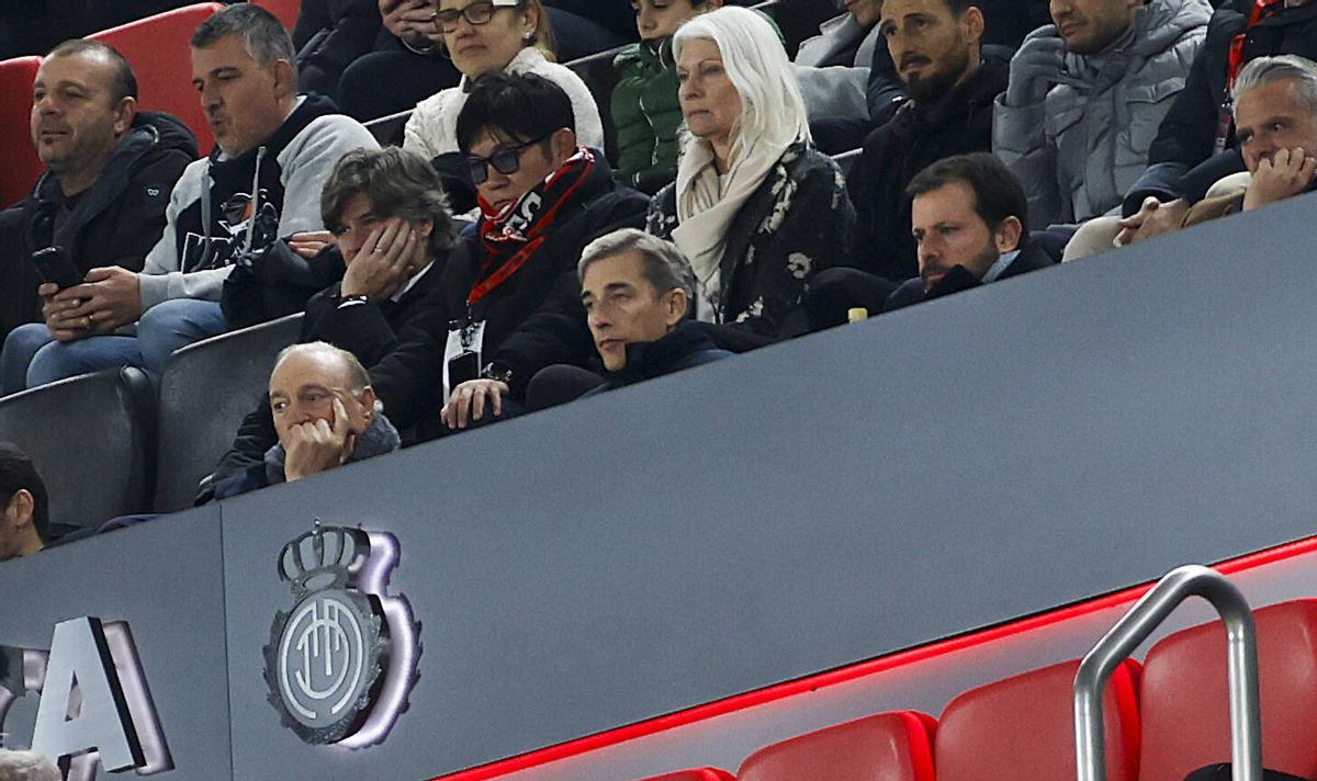 Kohlberg, Díaz y Ortells, en el palco de Son Moix el pasado lunes.