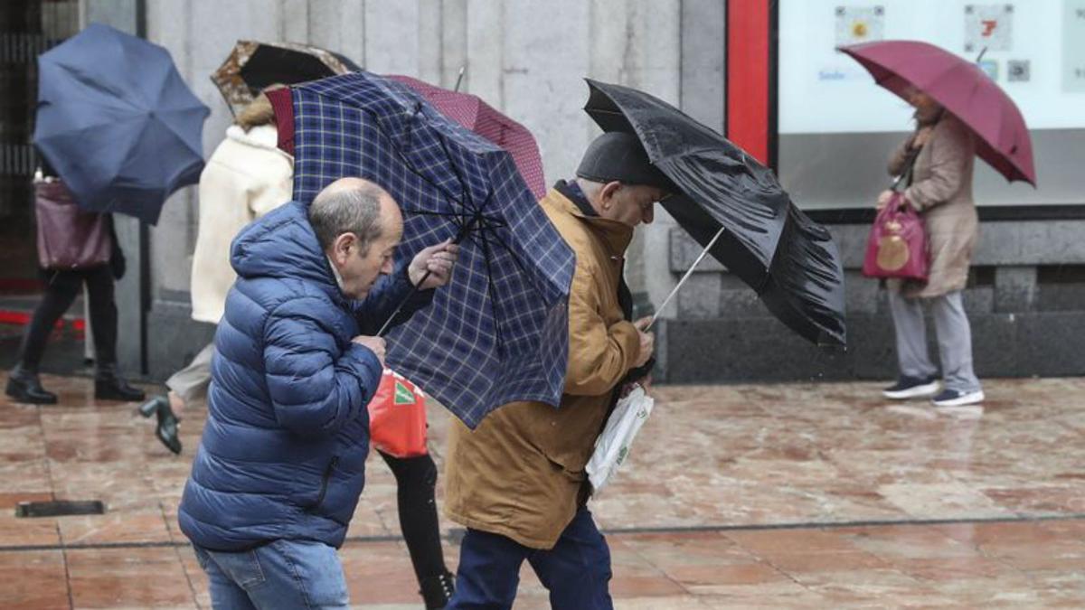 Emergencias pone en alerta a todos los asturianos: "Cierre ventanas y puertas, y aléjese de cornisas, muros y árboles"