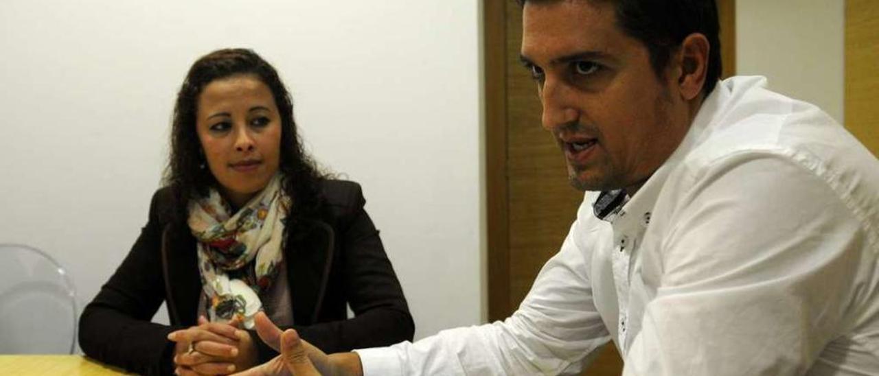 La inmigrante marroquí residente en A Estrada, ayer, con su abogado, Manuel Varela.