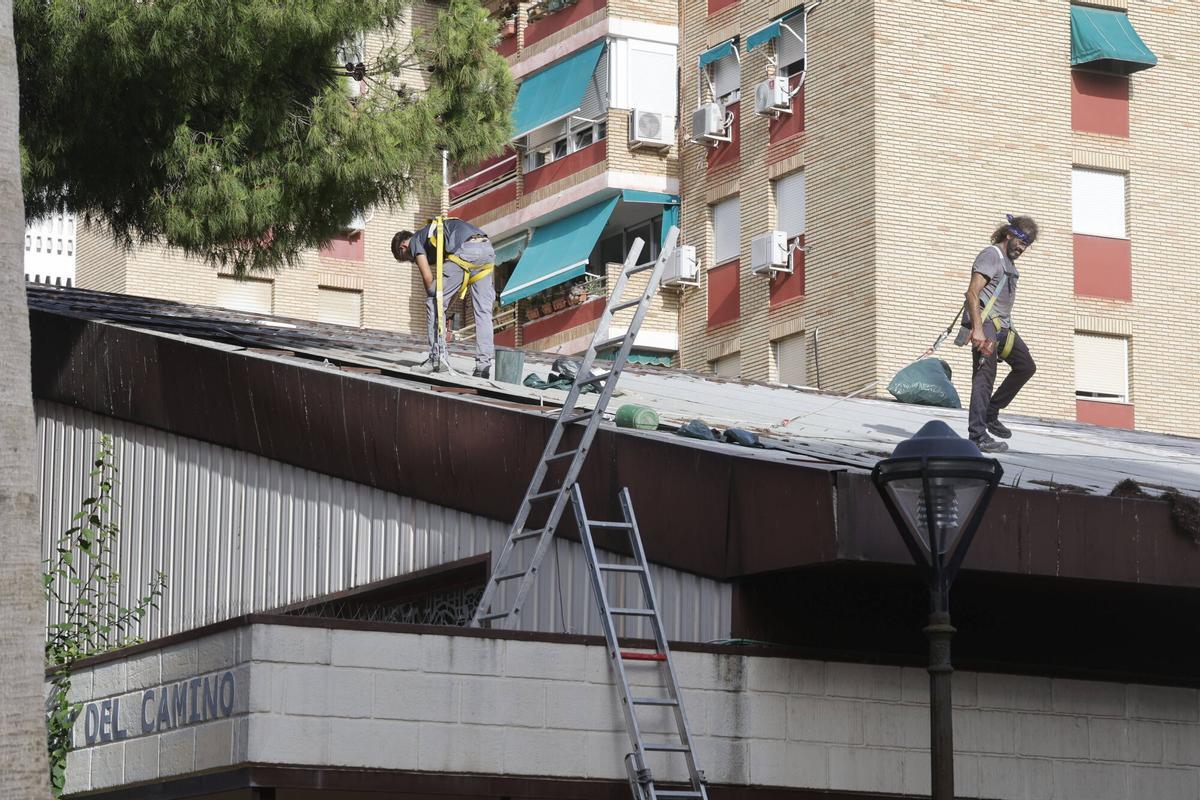 A.J.González Córdoba Reparación del tejado de la iglesia de la Virgen del Camino Ciudad Jardín que voló con el tren de borrascas
