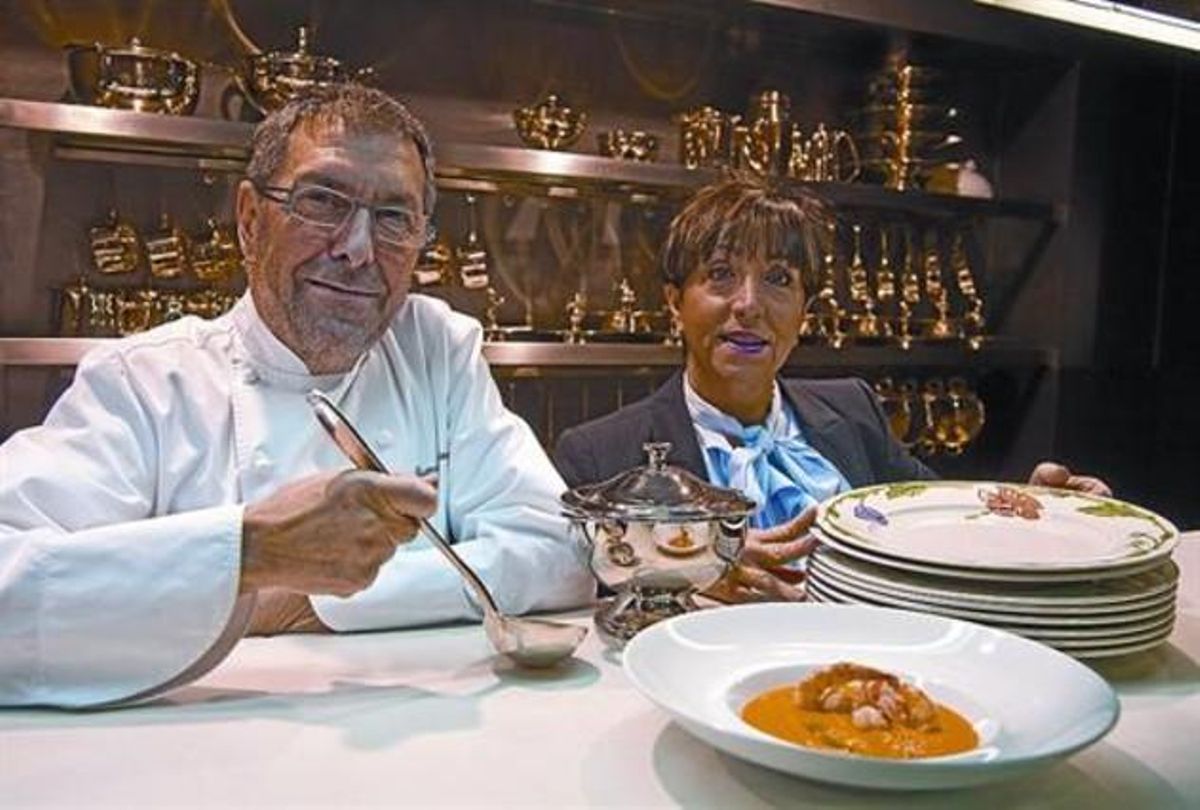A dalt, Montse Tarrida i Fhxiang Tang, de Semon, amb una safata de sushi. Sobre aquestes línies, Josep Maria i Dori Freixa, de Freixa Tradició, amb una crema de carbassa, un dels plats del menú que ofereixen per emportar-se. A dalt, Montse Tarrida i Fhxiang Tang, de Semon, amb una safata de sushi. Sobre aquestes línies, Josep Maria i Dori Freixa, de Freixa Tradició, amb una crema de carbassa, un dels plats del menú que ofereixen per emportar-se.