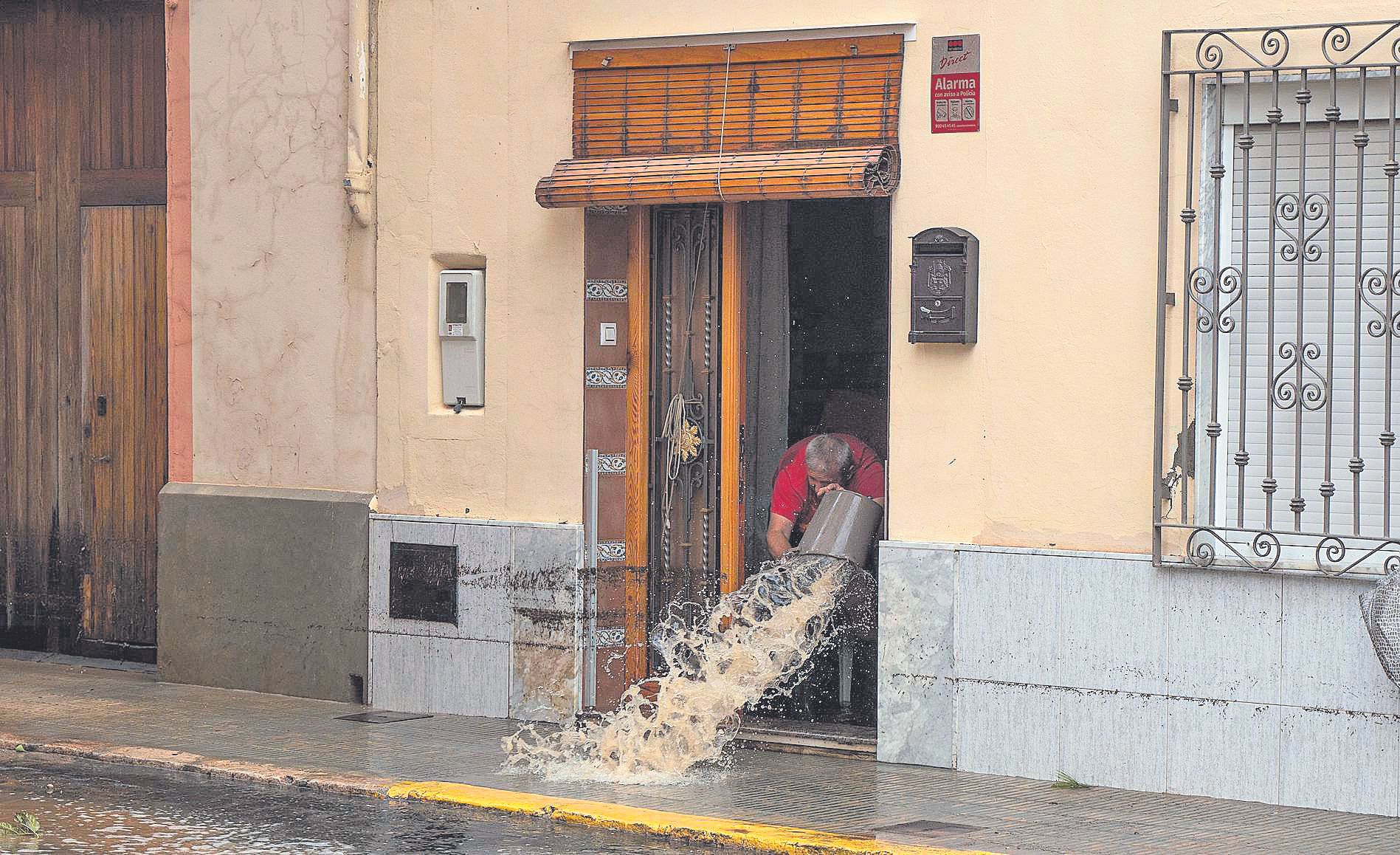 Un vecino de Lombai saca agua de su vivienda.Una familia intenta salir de su casa en Letur, Albacete.Un hombre achica agua, a 29 de octubre de 2024, en Llombai, Valencia, Comunidad Valenciana (España). El Centro de Coordinación de Emergencias (CCE) ha elevado a rojo el nivel de alerta por lluvias en todo el litoral e interior norte de Valencia, donde estaba fijada la alerta naranja. De este modo, el CCE ha actualizado los planes de emergencia por la DANA que afecta este martes, 29 de octubre, a la Comunitat Valenciana, y que a primera hora de la mañana establecía el nivel rojo solo para el litoral sur de València. 29 OCTUBRE 2024;DANA;INUNDACIONES; Jorge Gil / Europa Press 29/10/2024. Jorge Gil;category_code_new;