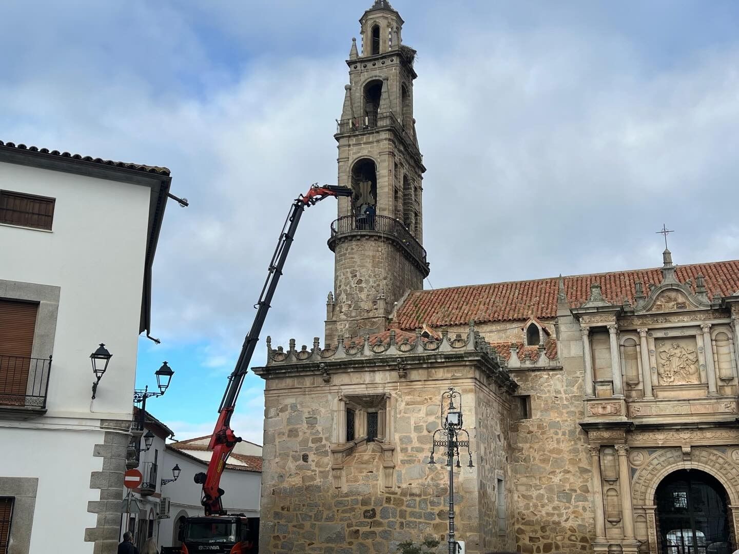 Espectacular retirada de una de las campanas de la Catedral de la Sierra en Hinojosa del Duque