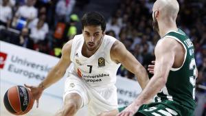 El base argentino Facundo Campazzo intenta superar a Calathes en el segundo partido de la eliminatoria