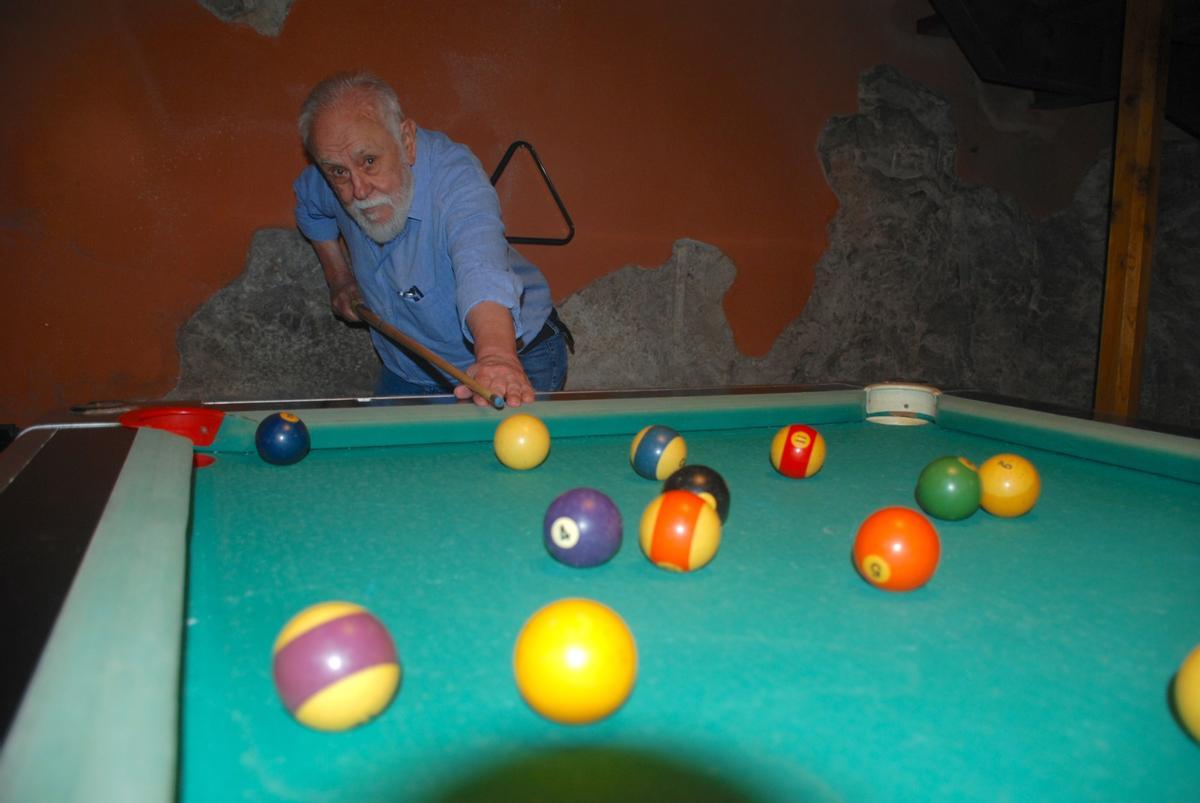 Gonzalo Suárez, jugando al billar en su casa de Llanes tras enterarse de que recibirá el Goya de Honor.