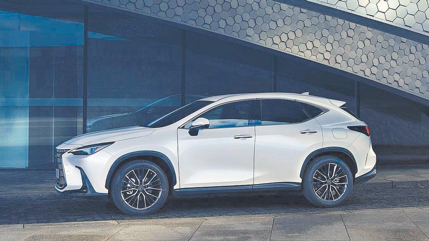 Lexus NX, un vehículo SUV de lujo, con un nuevo acabado Premium