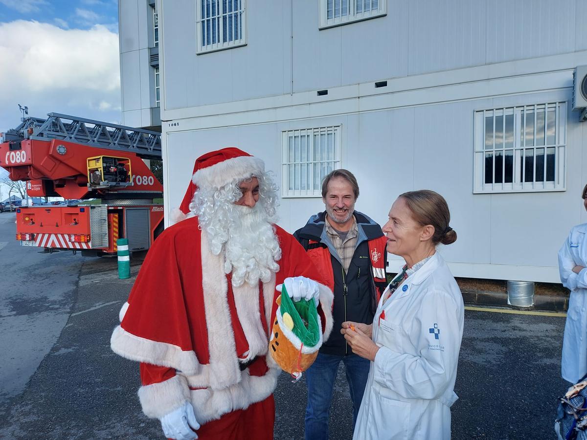 La visita de Papá Noel al Hospital de Cabueñes de Gijón, en imágenes