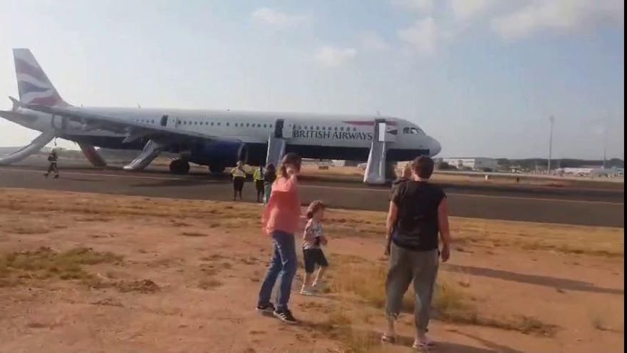 Veinte heridos leves al aterrizar en Valencia un avión con fuego en un motor