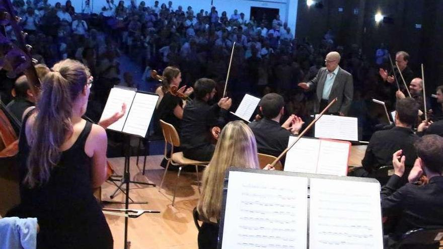 El maestro Groba se subió al escenario y dirigió la Orquesta de Cámara Galega, que dirige su hijo, en el estreno mundial de la &quot;Sinfonietta Rococó en Re&quot;, anoche en Ponteareas.  // A. Hernández.