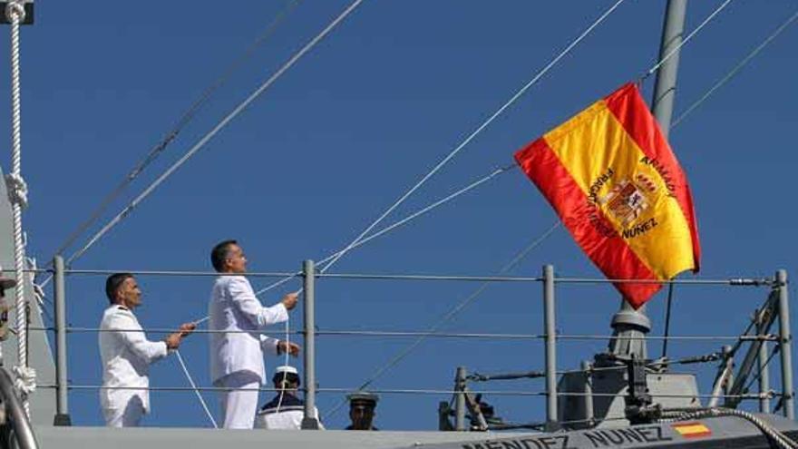 La fragata izó la enseña en Vigo este verano tras recibirla de manos de la Infanta Elena.  // FDV