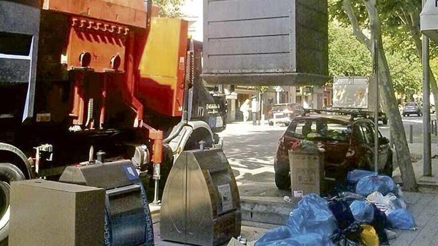 Las bolsas de basura se quedaron en la calle.